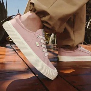 Cariuma OCA Low Rose Canvas Sneaker New in Box